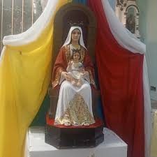 Imagen de terracota mostrando a la Virgen con rasgos mestizos y manto oscuro sosteniendo al Niño Jesús