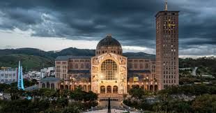 Basílica moderna de Aparecida con su distintiva cúpula y arquitectura contemporánea