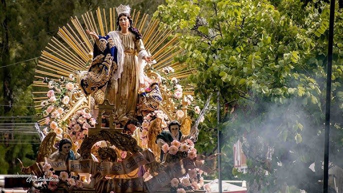 Procesión religiosa con vírgenes llevadas en andas durante celebraciones de la Asunción
