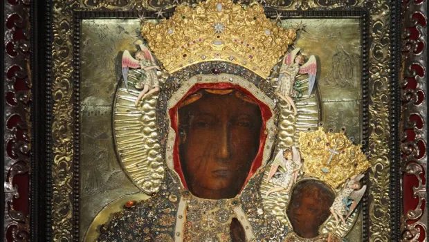 Icono antiguo de la Virgen Negra mostrando dos cicatrices visibles en el rostro, sobre fondo dorado