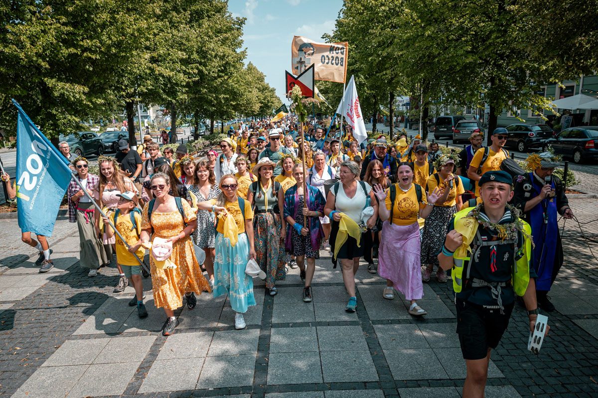 Peregrinos llegando al Santuario de Jasna Góra en Czestochowa