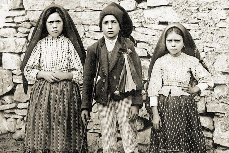 Los tres pastorcitos de Fátima: Lúcia, Francisco y Jacinta