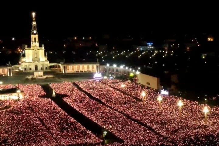 Multitud de peregrinos en la explanada de Fátima durante la festividad del 13 de mayo