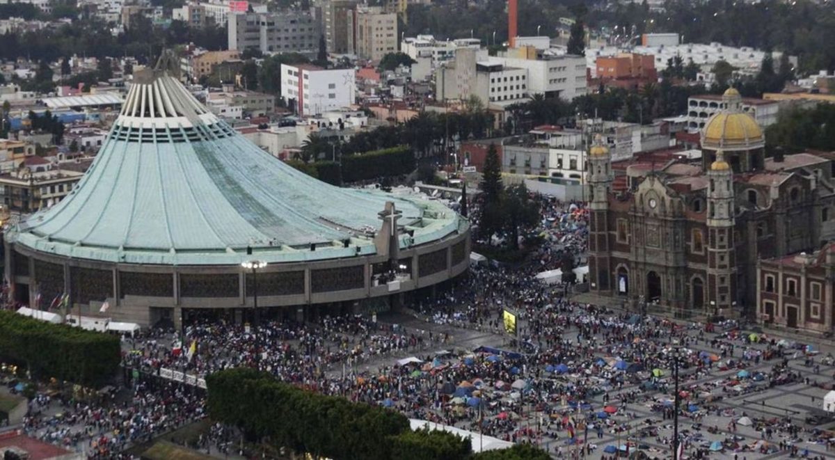 Basílica de Guadalupe con su arquitectura moderna rodeada de multitudes