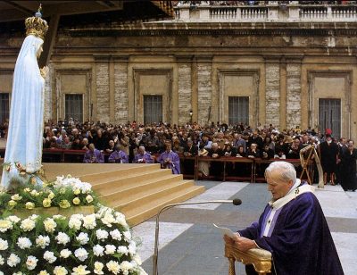 Juan Pablo II realizando la consagración del mundo al Inmaculado Corazón