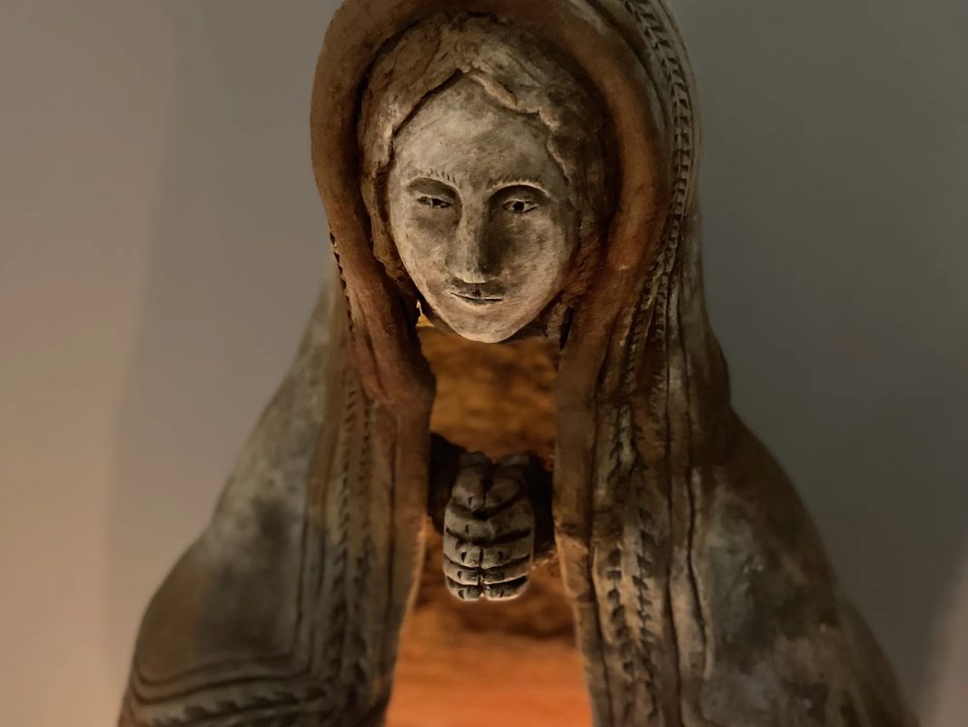 Estatua original de terracota del siglo XVII con rasgos mestizos y estilo barroco