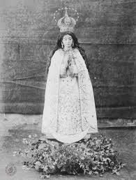 Coronación canónica de 1900: imagen adornada con manto de seda y corona dorada