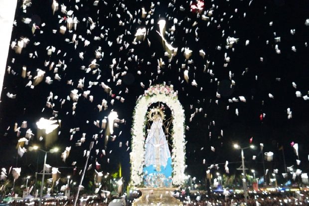 Ceremonia de coronación papal en Itatí con obispos y cúpula de la basílica