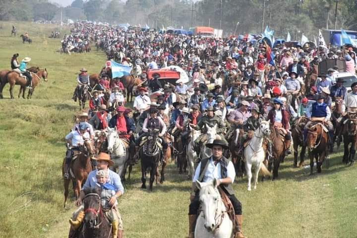 Gran procesión de peregrinos a pie convergiendo hacia el santuario al atardecer