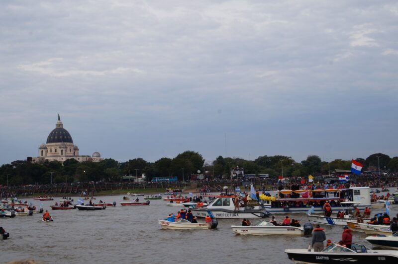 Barcas de pescadores sobre el Río Paraná con la basílica de Itatí al fondo