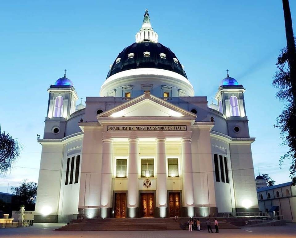 Fachada neogótica de la Basílica de Itatí con sus dos torres blancas de 75 m bajo cielo azul