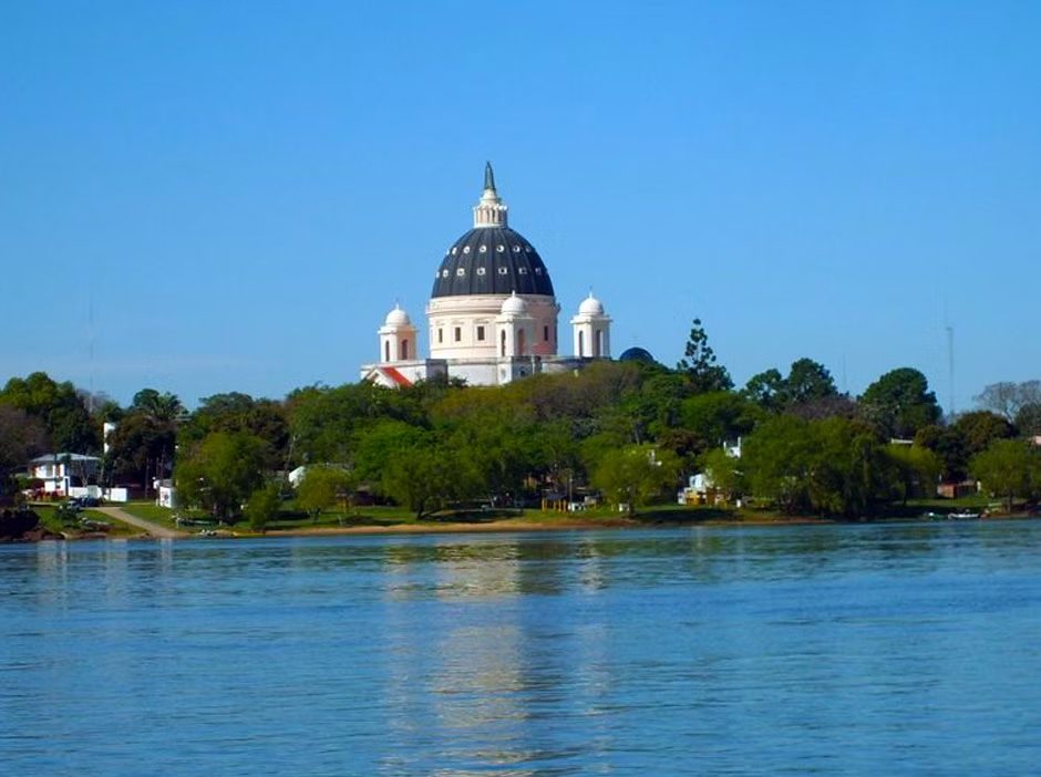 Vista del entorno natural del Santuario de Itatí junto al río Paraná