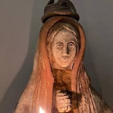 Pequeña estatua de terracota de 35 cm con rasgos mestizos y manto barroco