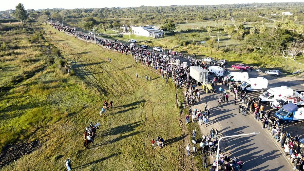 Multitud de peregrinos a pie en el camino hacia Itatí bajo el cielo del norte argentino