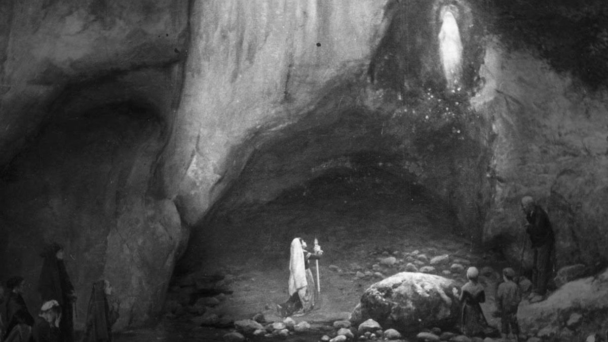 Bernadette en la gruta viendo la aparición de la Virgen María en la nube blanca