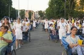Peregrinos enfermos siendo llevados en camillas a las aguas milagrosas de Lourdes