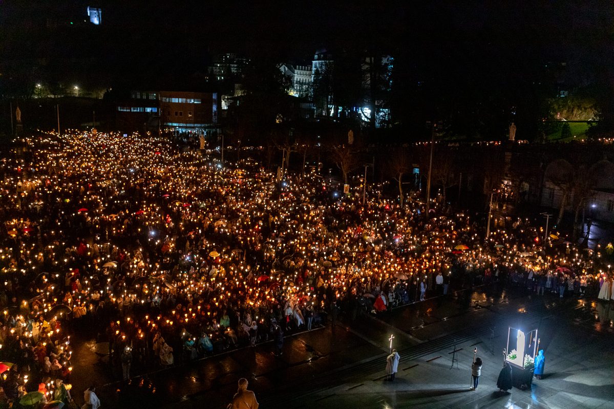Procesión nocturna de antorchas en Lourdes con miles de peregrinos