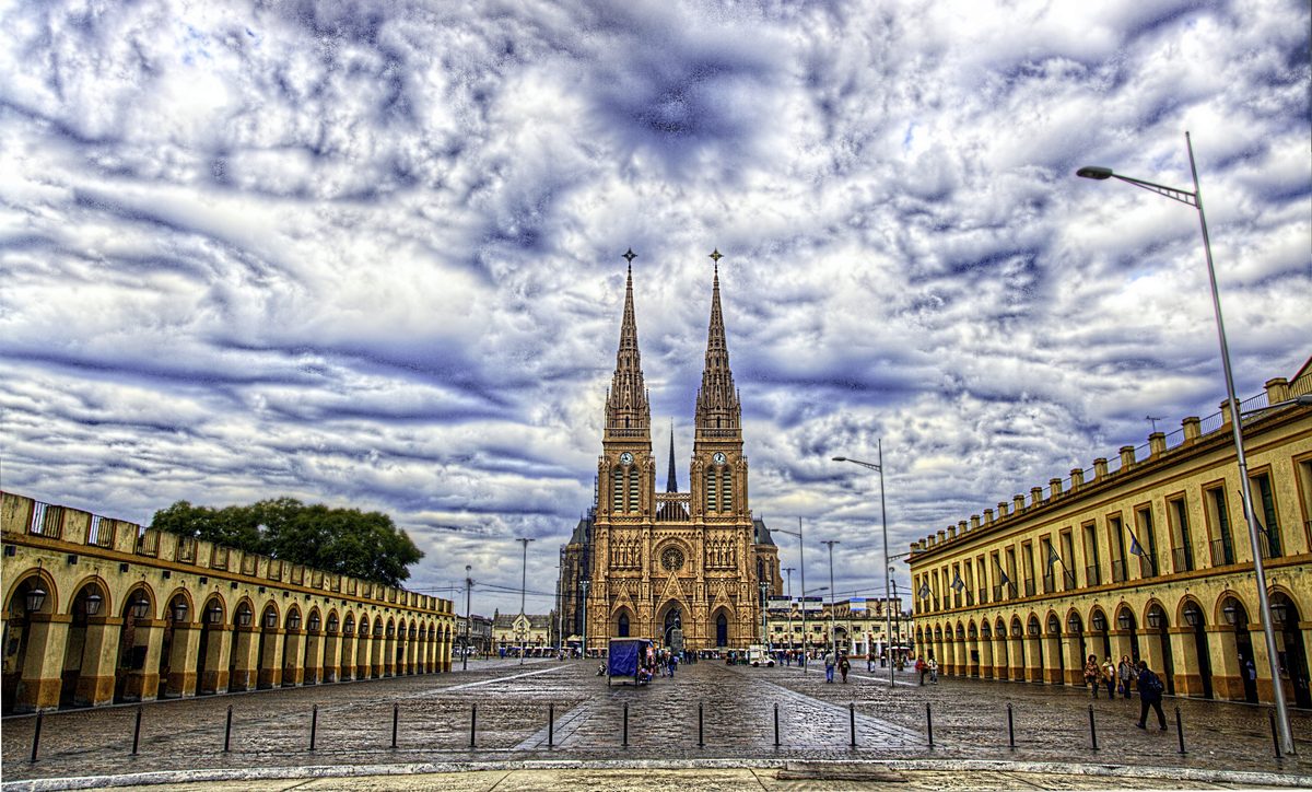 Basílica neogótica de Luján con sus dos torres vistas desde la llanura pampeana