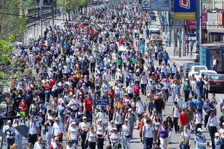 Multitud de jóvenes peregrinos caminando 68 km desde Buenos Aires hacia Luján