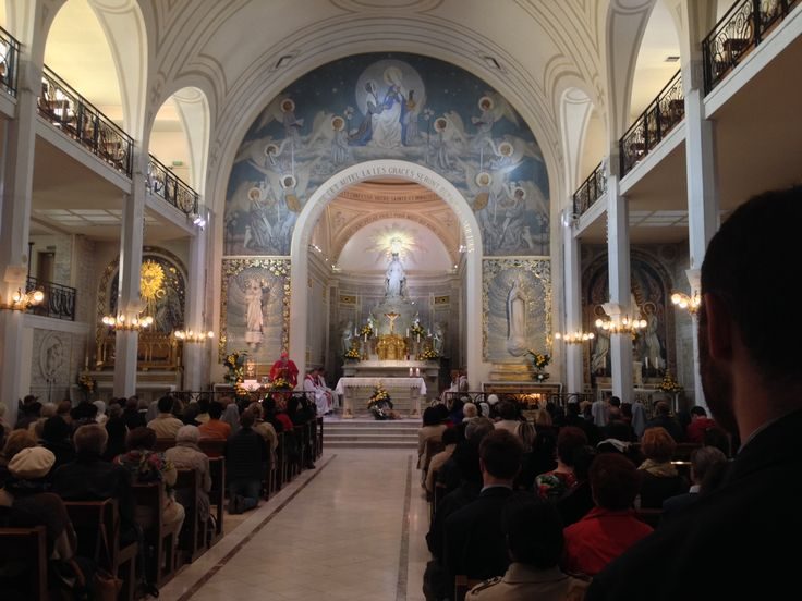 Capilla de Rue du Bac en París llena de peregrinos rezando ante el lugar de las apariciones