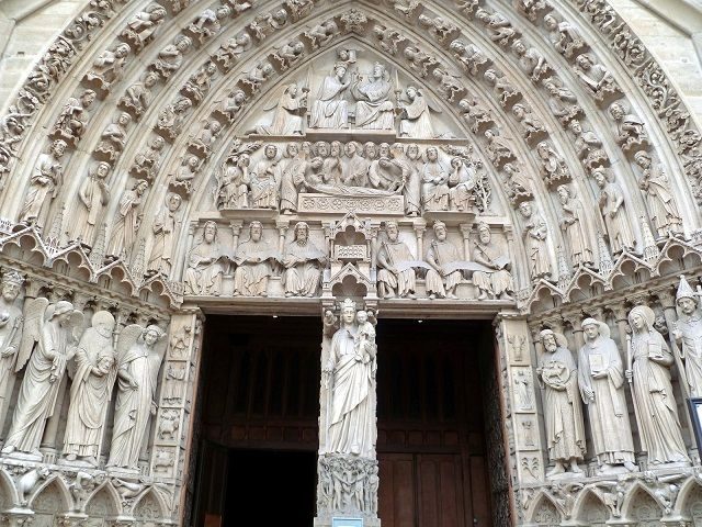 Portal de la Virgen en Notre-Dame: tres registros de esculturas sobre la vida de María