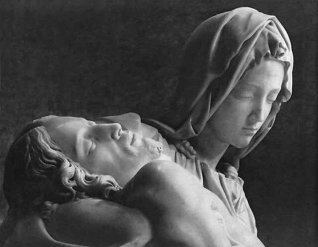 Detalle del rostro juvenil de María en la Pietà, contraste con el cuerpo adulto de Cristo
