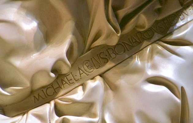 Detalle de la firma de Miguel Ángel grabada en la banda de la túnica de María