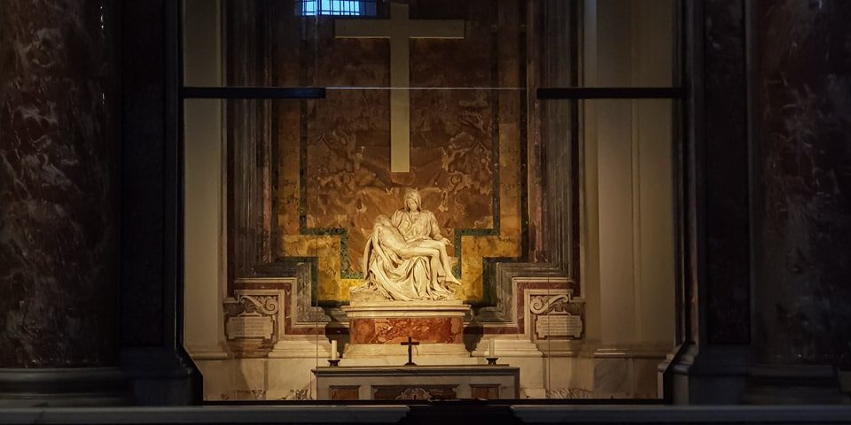 La Pietà en la Basílica de San Pedro, protegida por el cristal blindado instalado tras el ataque