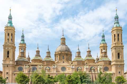 Basílica del Pilar con sus 11 cúpulas barrocas reflejadas en el Río Ebro