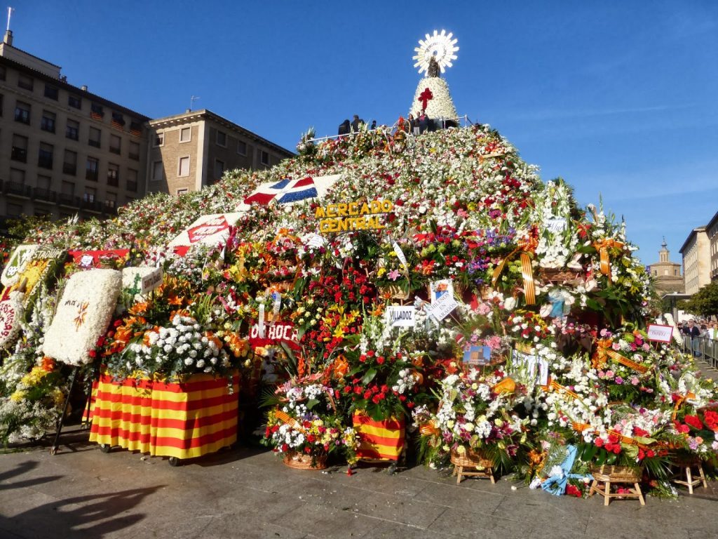 Ofrenda de Flores: plaza cubierta de millones de flores de colores en Zaragoza