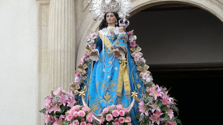 Nuestra Señora de Loreto: Historia, Milagros, Mensajes y Devoción de la Santa Casa Procesion Loreto 2010 E1758756086418